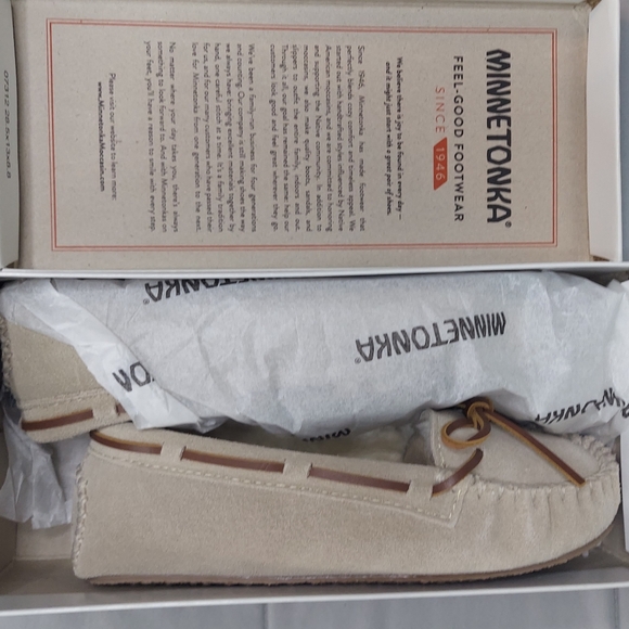 Minnetonka Stone Suede Moccasins Women's Size 6 Or Girls 4.5 NWT - Picture 8 of 8